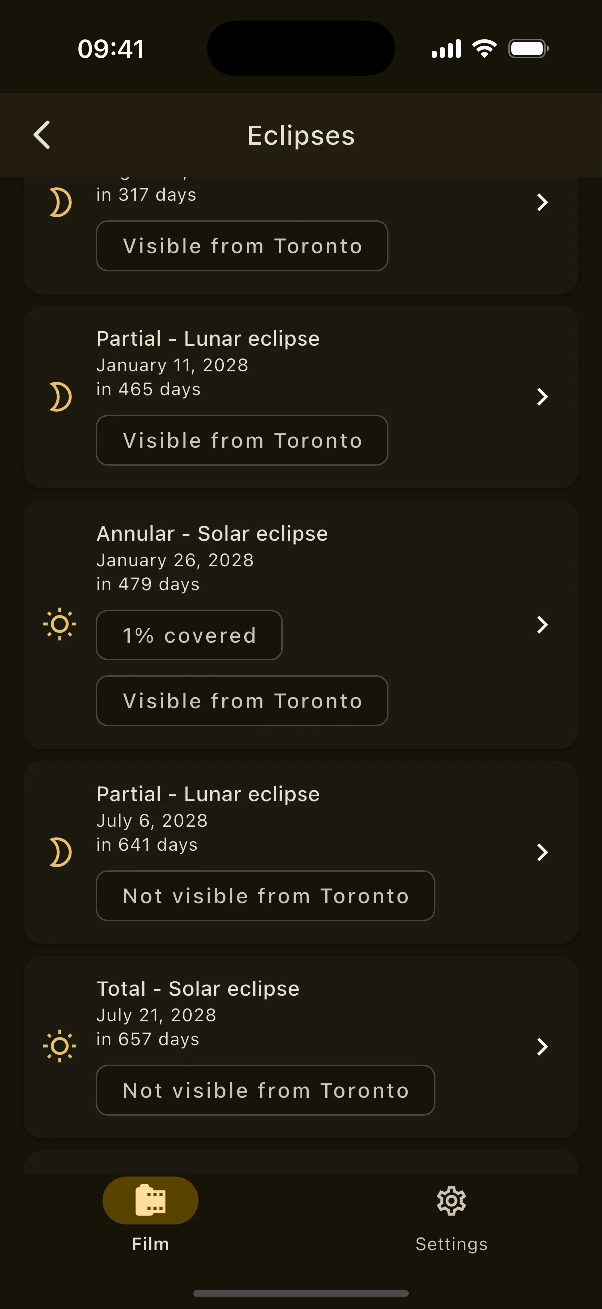 Eclipses screen on iPhone: upcoming solar and lunar eclipses with type, date and local visibility.